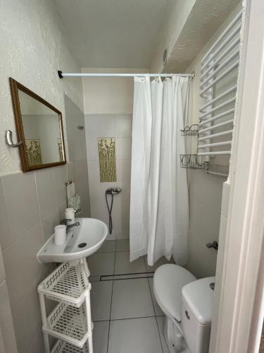 ein weißes Badezimmer mit Toilette und Waschbecken in der Unterkunft Dom Wakacyjny Karol in Łeba
