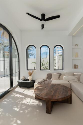 MONKÓ ViLLA AURA