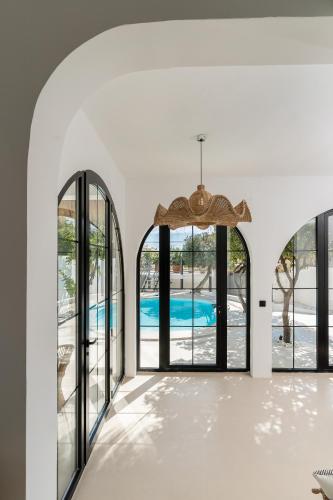 MONKÓ ViLLA AURA