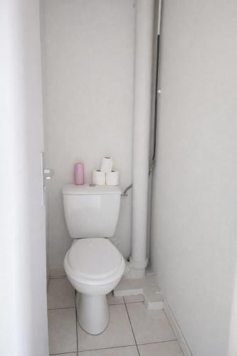 a bathroom with a white toilet in a room at Chambre 3 privée lit double Béthune centre in Béthune