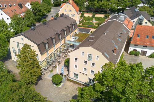 an overhead view of a building in a town at Hotel Zur Post in Ismaning