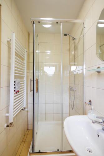 a bathroom with a shower and a sink at Relaks Boszkowo in Boszkowo-Letnisko