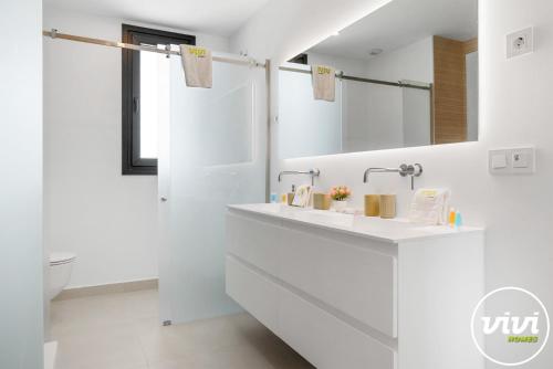 ViVi Homes - The Essence - Sea Views - Terrace - Pool - Gym