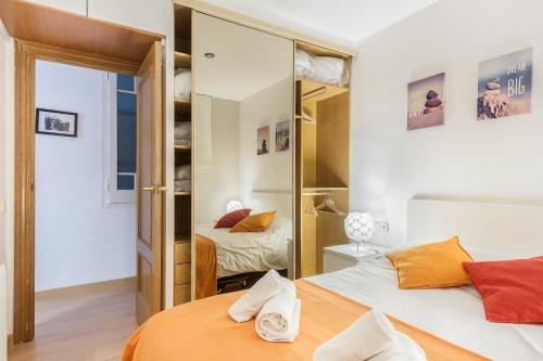 1 Schlafzimmer mit 2 Betten und einem Spiegel in der Unterkunft Apartment Link BCN Sagrada Familia in Barcelona