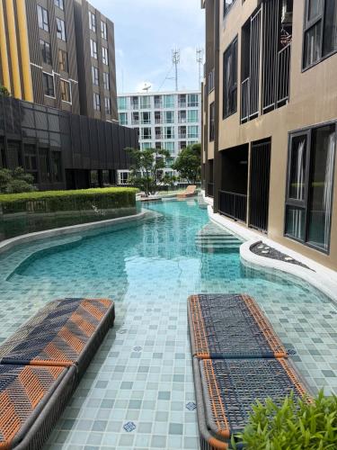 a swimming pool in the middle of a building at Modern Condo-Pool&Gym-ROW in Ban Rangeng