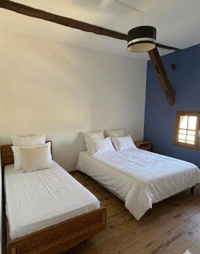 two beds sitting next to each other in a bedroom at Maison Copé in Châtillon-sur-Broué
