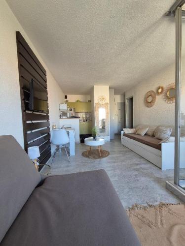 Manisa Apartment with Harbor View
