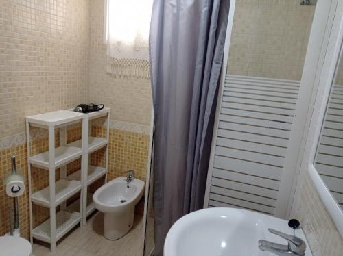 a bathroom with a sink and a toilet and a shower at Parquemar VIII Solo Familias Serviplaya in Playa de Xeraco