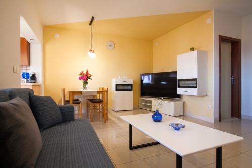 Lilly Apartments Bol
