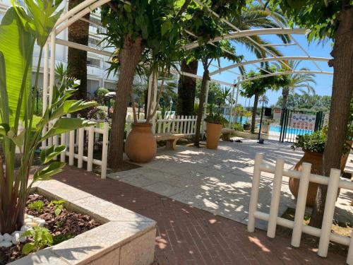 One-bedroom apartment with balcony, sea and park views, air conditioning, swimming pool and parking