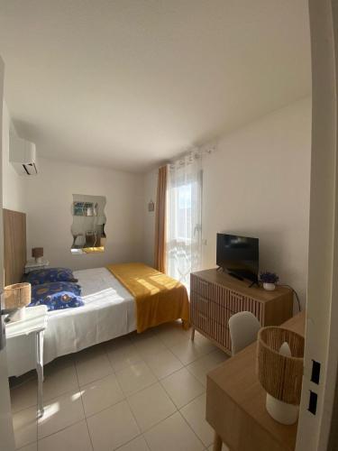One-bedroom apartment with balcony, sea and park views, air conditioning, swimming pool and parking
