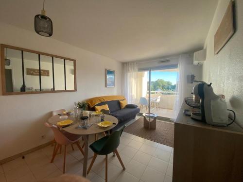 One-bedroom apartment with balcony, sea and park views, air conditioning, swimming pool and parking