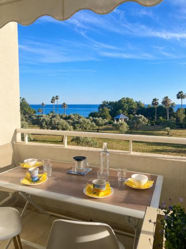 One-bedroom apartment with balcony, sea and park views, air conditioning, swimming pool and parking