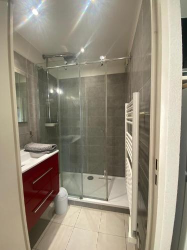 One-bedroom apartment with balcony, sea and park views, air conditioning, swimming pool and parking