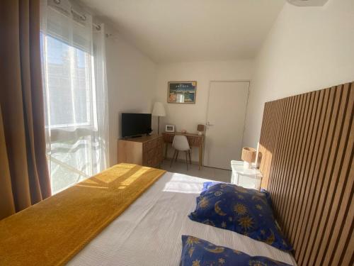 One-bedroom apartment with balcony, sea and park views, air conditioning, swimming pool and parking