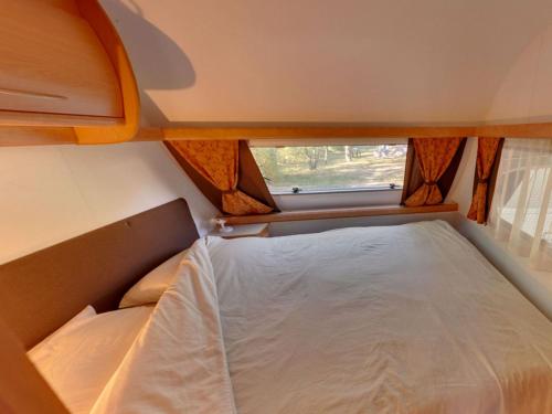ギレストルにあるLa Rochetteの窓付きの小さな部屋の小さなベッド1台分です。