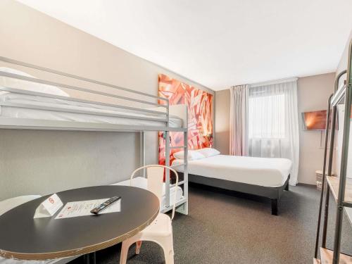 a room with two bunk beds and a table at Ibis Styles Toulouse Centre Canal du Midi in Toulouse