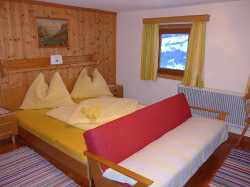 タクセンバッハにあるBauernhof Bachrainのベッドルーム1室(ベッド1台、ソファ、窓付)