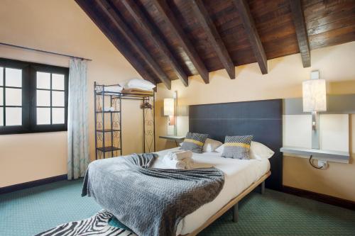 a bedroom with a bed and a wooden ceiling at Sunset Village in São Jorge
