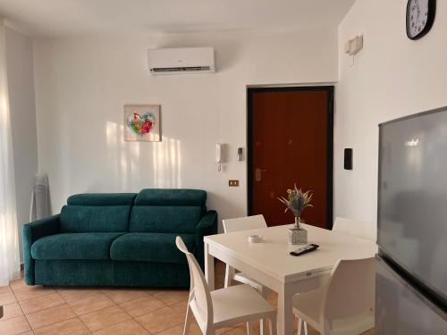 a living room with a green couch and a table at Residence Il Pantheon - Fuscaldoapartment in Marina di Fuscaldo