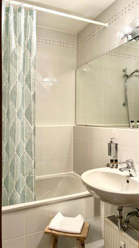 a bathroom with a sink and a bath tub and a sink at FeWo Rottachglück in Tegernsee