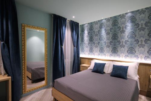1 dormitorio con cama y espejo en Al Lago, en Adro
