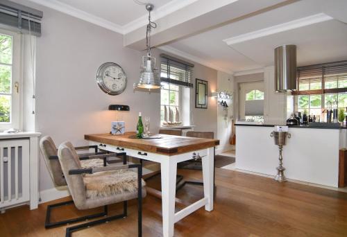 a kitchen and dining room with a table and chairs at Gartenweg 9, Whg Oland in Tinnum
