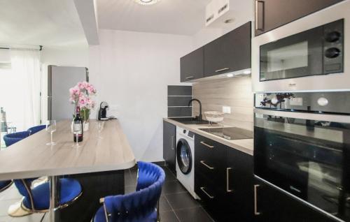 Stunning Apartment In Avignon With Wifi