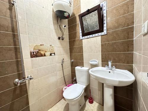 a bathroom with a toilet and a sink at Spazio Undici 11 in Marsa Matruh