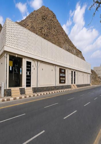 a building on the side of a road at شاليهات حديقة الوسام لبيوت العطلات 1 in Taif