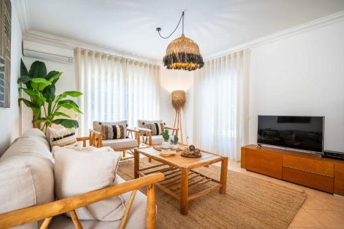 Villa Monte das Oliveiras with Private Pool