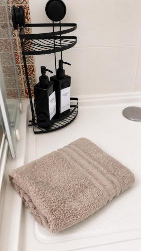 a rug on a white counter with a black holder at Le Cocooning - 4 voyageurs - Jardin,Terrasse in Saint-Nazaire