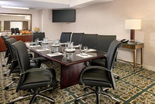 a conference room with a long table and chairs at Ayres Hotel Laguna Woods - Aliso Viejo in Laguna Woods