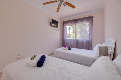 Casa con Piscina Privada y BBQ - Playa 12min a Pie