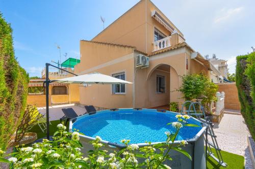 Casa con Piscina Privada y BBQ - Playa 12min a Pie