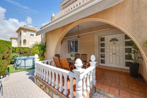 Casa con Piscina Privada y BBQ - Playa 12min a Pie