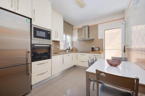 Casa con Piscina Privada y BBQ - Playa 12min a Pie