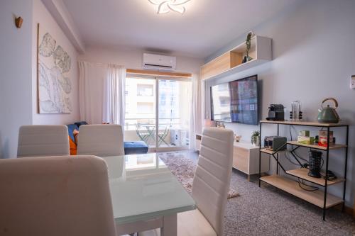 OceanLeaf - EcoHost - Quiet apartment with balcony, near Beach and Metro 6px