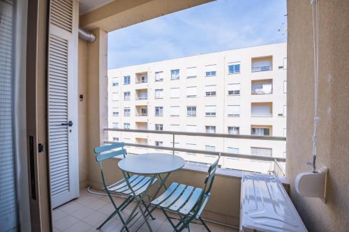 OceanLeaf - EcoHost - Quiet apartment with balcony, near Beach and Metro 6px