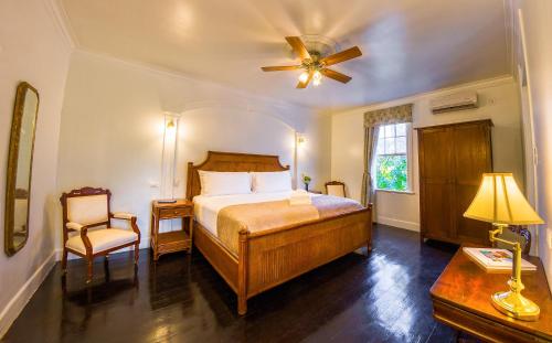 um quarto com uma cama e uma ventoinha de tecto em Turks Head Inne em Grand Turca