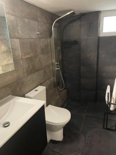 Iliyon Cozy modern Apartment 2nd floor