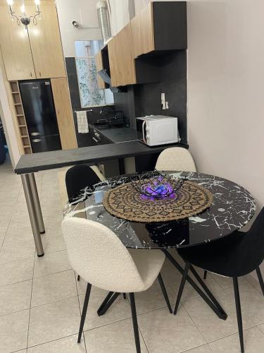 Iliyon Cozy modern Apartment 2nd floor