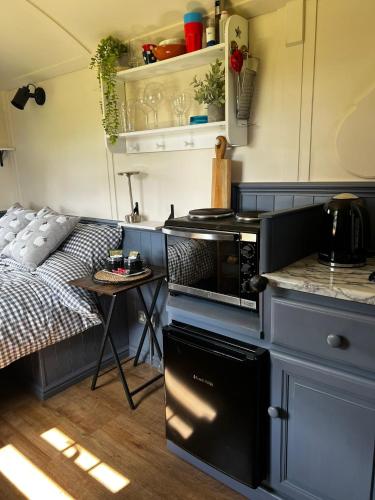 a small kitchen with a bed in a room at Shepherds Rest by the Wye in Fawley Station