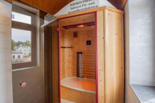 a small bathroom with a tub in a room at Hotel Lengenfelder Hof in Lengenfeld