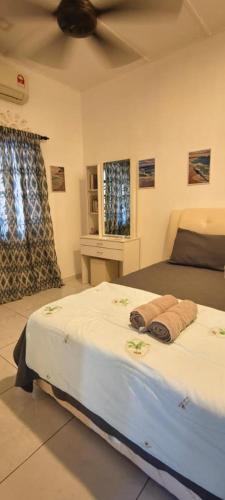 a bedroom with a bed and a ceiling at Homestay Cinta Kasih Mus'lim Only in Klang