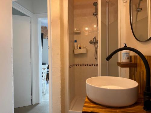 a bathroom with a white sink and a shower at Piso Bonaire in Sitges