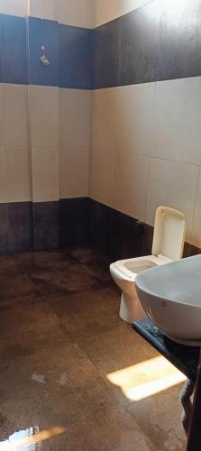 a bathroom with a toilet and a sink at Prithviraj palace in Shahdol