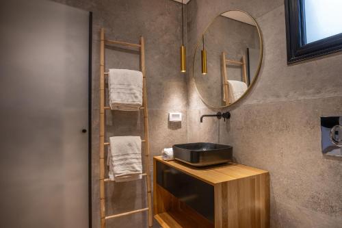 a bathroom with a sink and a mirror at עיינות ספיר - Einot Sapir in Sappir