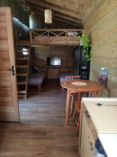 a room with a table and a bunk bed at Chalé da Montanha in São Roque