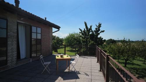 a patio with a table and chairs on a balcony at Casa Rifugio Parma in Basilicanova